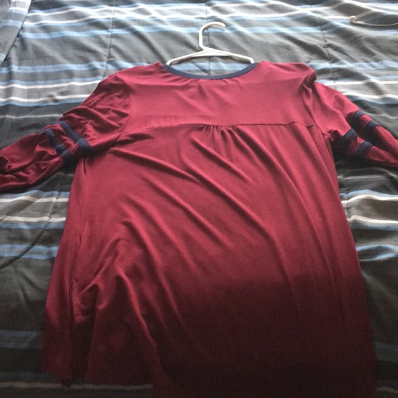 A cute long sleeved shirt with an opening - Picture 4 of 4